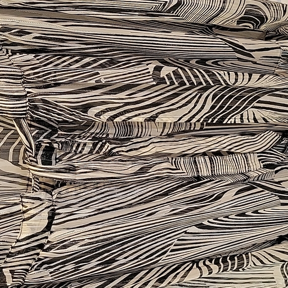 🆕 EXPRESS Cover-Up - Picture 3 of 5